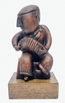 INOS CORRADIN com certificado - ´´SANFONEIRO´´ - Belíssima escultura em terracota patinada de excelente qualidade escultórica representando expressivo músico, elegantemente montada sobre base de madeira. Assinado Inos. Perfeito estado de conservação. Mede 18 cm de altura x 9,5 cm de comprimento x 9,0 cm de largura. Acompanha certificado de autenticidade emitido pelo artista e registrado em cartório. NOTA SOBRE O ARTISTA: 1929 Nasce em 14 de novembro, em Vogogna, Piemonti, Itália. Com alguns meses seus pais transferem-se para Montreaux, Suíça Francesa, onde permanece até os 5 anos de idade. Depois, volta para a Itália, em Castelbado, Província de Padova, terra de seus pais, onde passa a infância e juventude. 1945Estuda pintura com o professor Tardivello. 1947Colabora com o pintor Pendini na execução de um mural alusivo aos mártires da resistência italiana, em Castelbaldo, Padova Itália. 1950Chega ao Brasil, estabelecendo-se em Jundiaí, São Paulo. 1951Conhece o pintor argentino Osvaldo Navarro que dirige o Atelier Cooperativa Politone na Vila Mariana, São Paulo. É convidado a fazer parte do núcleo artístico do qual participam, entre outros, os pintores: Ian Woronieki e Geraldo Trindade Leal e mais cinco pintores. 1952Convidado a participar do II Salão Paulista de arte moderna de São Paulo. 1953Chega a Salvador da Bahia com o pintor Trindade Leal. Conhece o grupo artístico baiano da época: Mário Cravo Júnior, Rubens Valentin, Aguinaldo dos Santos, Caribè, Raimundo de Oliveira, Pancetti, Jenner Augusto, Wilson Rocha e Mirabeau Sampaio, o crítico Wilson Rocha e o cantor e compositor Dorival Caymmi. 1954Convidado a participar do Salão Nacional de Arte Moderna do Rio de Janeiro.Osvaldo Gil Navarro o convida a participar da equipe de cenógrafos do Ballet do IV Centenário de São Paulo. Executa cenários para ballet e peças teatrais para Rugero Giacobbi e Aldo Cravo.1955Continua ativo como cenógrafo. 1957Começa uma nova fase de sua vida. Chega a Ibiúna, São Paulo, onde pinta e trabalha com os madeireiros que na época tinham na madeira sua principal fonte de economia, de onde extraia madeira para sua pequena fábrica de brinquedos. Nesta cidade, conhece o seu primeiro e mais importante marchand: Américo Reisfeld, que após cessar suas atividades é sucedido por seu genro, o Sr. Josef Bar-Tzion, que o representa em diversas exposições internacionais. 1960Casa-se com Maria Helena Rolin Carmelo com a qual teve três filhos. 1976É representado pela Sra. Carla Surian Albori com exclusividade européia. 1977Faz sua primeira exposição individual na Galeria de Arte André São Paulo, hoje denominada Nova André Galeria, onde trabalhou com exclusividade para André Blau, desde o começo da década de 60. 1979Contratado para pintar um cenário 8 x 11m para o teatro de Rovigo Itália 1990A Prefeitura de Jundiaí adquire 5 obras, com motivos religiosos, que estão expostos no Velório Municipal Adamastor Fernandes. 1993A Prefeitura Municipal de Jundiaí lhe presta uma homenagem pelos seus 40 Anos de Pintura, organizando uma exposição retrospectiva no Paço Municipal Nova Jundiaí, com obras emprestadas por inúmeros colecionadores. 1997Lança o livro La Visione Incantata na Nova André Galeria, em S.Paulo, com uma exposição. (livro lançado simultaneamente no Brasil e na Europa), lançado por Edas Edizioni DArte Surian. 2001Lança seu livro Venticinque Anni di mostre in Europa, lançado por Edas Edizioni DArte Surian. 2002A Companhia Italiana Costa Navegações lança ao mar o navio Costa Atlântica em Veneza e o contrata para decorar suas cabines com 800 serigrafias e 42 óleos sobre tela.Passa a fazer parte dos anais da Câmara Federal com discurso feito pelo Deputado Federal André Benassi ressaltando sua importância na pintura no Brasil e exterior. 2004Comemora 50 anos de pintura com uma super exposição no Hotel Intercontinental, na Al.Santos em S.Paulo, onde lançou seu livro 50 Anos de Pintura, editado por Auderi Martins. 2005É solicitado pela Prefeitura Municipal de Jundiaí, através do Prefeito Ary Fossen para criar um selo comemorativo dos 350 anos da cidade. Este selo também foi lançado pela Empresa Brasileira de Correios e Telégrafos. 2006É homenageado pela Associação Terapêutica de Estimulação Auditiva e Linguagem - ATEAL, juntamente com a Prefeitura Municipal de Jundiaí, em função de sua benemerência com as crianças assistidas dessa ONG, que inclusive reproduziram de forma singular algumas de suas obras. 2007Pinta o óleo sobre tela Tributo à Serra do Japi (l,80 x 9,00m), cuja réplica transformada num painel de 9,00 e 4,5 metros, encontra-se em exposição permanente na Rodoviária de Jundiaí, a convite do Prefeito Ary Fossen. 2008Lançamento do documentário INOS que traça um panorama de sua vida artística nos seus 56 anos de carreira, bem como curiosidades de sua vida pessoal. 2009Ano em que Inos completa 80 anos. As comemorações começaram em maio, na Itália, onde ele foi homenageado pela Prefeitura de Padova, através do Prefeito Flavio Zanonato, com uma exposição num Palácio Medieval do século XVI, na Salla della Gran Guardia na Piazza dei Signori.Em setembro, Inos fecha as comemorações com uma grande exposição na Nova André Galeria, onde trabalhou com exclusividade por 30 anos. Inos retorna à sua velha casa, depois de percorrer um longo caminho com mais de 200 exposições internacionais.Ainda em 2009,lança a 2ª edição do livro 50 Anos de Pintura com uma noite de autógrafos na Livraria da Vila, Al.Lorena em S.Paulo; 2010A Prefeitura de Jundiaí, por iniciativa do prefeito, Sr. Miguel Haddad, presta-lhe uma homenagem pelos seus 80 anos com uma exposição de esculturas e fotos de sua carreira ao lado de familiares e celebridades do mundo das artes, da música e da política nacional e internacional. O momento mais emocionante da homenagem foi o espetáculo musical, organizado por sua assessora Sandra Carnio, chamado Um concerto para Inos com músicas que retrataram momentos marcantes da vida do pintor, tendo à frente a cantora Clarina Fasanaro e músicos convidados.A convite do artista Ivald Granato passa a integrar o Grupo dos Onze (G11). O referido grupo é composto de renomados artistas da atualidade, dentre eles Cláudio Tozzi, Mario Gruber, Peticov, entre outros.A escultura O Saxofonista é escolhida para premiar sessenta grandes nomes da indústria musical brasileira no evento Expo Show Business, promovido por Tom Gomes. Dentre os premiados, Dody Serena, empresário do cantor Roberto Carlos, Guto Graça Mello, produtor musical da TV Globo, Marcelo Castello Branco, presidente da gravadora EMI e José Celso Guida, diretor geral da gravadora Biscoito Fino. 2011É homenageado com a exposição Gabinete de Arte Inos Corradin na Câmara Federal Brasília - DF , por ocasião do Momento Itália/Brasil. Inos que chegou ao Brasil na década de 50 é um símbolo da ligação e amizade entre brasileiros e italianos. 2013É homenageado na cidade de Padova - Itália, com o prêmio "Città di Padova 2013" pela sua trajetória artística.