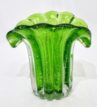 Belíssimo e clássico vaso em vidro artístico de Murano design dito Napoleão de linda tonalidade, feitio com bolhas, pó de ouro espalhado e linda borda. Itália século XX. Perfeito estado de conservação. Mede 13,5 cm de altura x 14 cm de comprimento x 11 cm de largura.