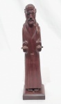 BELA ESCULTURA EM MADEIRA JACARANDÁ DA BAHIA NOBRE E POLICROMADA REPRESENTANDO SÃO FRANCISCO DE ASSIS, DECORADO COM RICO TRABALHO E ACABAMENTO. BRASIL SÉC. XX. EXCELENTE ESTADO DE CONSERVAÇÃO. MEDE 27,5 cm de altura x 6,5 x 7,0 cm da base.