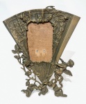 Elegante porta retratos executado finamente em antigo e pesado metal de excelente fundição, estilo e época Art´Nouveau representando lindo leque com motivos florais e de putti, rico trabalho vazado. Bom estado de conservação, mede 24 cm de altura x 23 cm de comprimento x 17 cm de largura/profundidade.