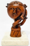 INOS CORRADIN com certificado - ´´MENINA COM PÁSSARO´´ - Belíssima escultura em terracota patinada de excelente qualidade escultórica representando Clássica figura de Menina com pássaro, elegantemente montada sobre base de mármore espanhol Crema Marfil. Assinado Inos. Perfeito estado de conservação. Mede 16,5 x 10 x 10 cm. Acompanha certificado de autenticidade emitido pelo artista e registrado em cartório. NOTA: Artista premiado e catalogado.1929 Nasce em 14 de novembro, em Vogogna, Piemonti, Itália.