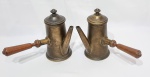 PLATA ARGENTINA REGISTRADA, COLEÇÃO PORTINARI % BUSTI - Raríssimo par de chaleiras executadas em metal nobre espessurado á prata de excelente fundição. Pegas em madeira rosqueável. Ambas em bom estado de conservação com desgastes naturais do tempo no metal, uma com tampa amassada.
