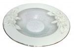Lindíssima e grandiosa fruteira centro de mesa executada em vidro artístico de ótima qualidade, adornada por riquíssimos motivo floral e belos filetes á prata. Perfeito estado de conservação. Mede 08 cm de altura x 46 cm de diâmetro.