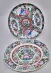 Lindíssimo e raro lote composto por dois pratos rasos de coleção, ambos executados em antiga porcelana de excelente qualidade e manufatura oriental, adornados por riquíssimo e clássico trabalho com motivos de origem e filetes á ouro nas bordas. Perfeito estado de conservação, medem aproximadamente 19 cm de diâmetro cada.