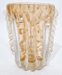 MURANO - Belíssimo e elegante vaso em vidro artístico de Murano, design exclusivo com linda tonalidade, rico feitio gomado com bolhas, pó de ouro e adornado por linda e rara Moriza. Perfeito estado de conservação. Mede 13,5 cm de altura x 09 cm de comprimento x 7,5 cm de largura.