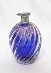 Lindíssimo perfumeiro executado finamente em vidro artístico de murano, tonalidade predominante azul cobalto, adornado por rico trabalho dito torceil com pó de ouro. Perfeito estado de conservação. Mede 15 cm de altura x 5,0 cm de diâmetro da base.