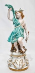 TICHE, ITÁLIA - Belíssima escultura executada finamente em porcelana de excelente qualidade escultórica e renomada manufatura, representando expressiva figura feminina riquíssima em movimentos e tonalidades vibrantes. Mede 27 cm de altura x 9,0 cm de diâmetro da base. Perfeito estado de conservação. Itália, Século XX.
