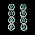 Majestosa par de brincos em prata de lei espessurada a ouro branco, design moderno exclusivo de excepcional ourivesaria com preciosa cravação de Esmeraldas de 5.0 x 3.0 mm, clássica lapidação pera brilhante, adornadas por rico trabalho, belíssimas coroas de Zirconias extra brancas e fino acabamento. Perfeito estado de conservação, sem uso . Medem 3,2 x 0,8 cm. Origem Colômbia.