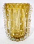 MURANO - Belíssimo e elegante vaso em vidro artístico de Murano, design exclusivo com linda tonalidade, rico feitio gomado com bolhas, pó de ouro e adornado por linda e rara Moriza. Perfeito estado de conservação. Mede 13,5 cm de altura x 09 cm de comprimento x 08 cm de largura.
