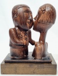 INOS CORRADIN com certificado - ´´O BEIJO´´ - Linda e raríssima escultura em terracota patinada de excelente qualidade escultórica representando belo casal, elegantemente montada sobre base de madeira nobre. Assinado Inos. Perfeito estado de conservação. Mede 21 cm de altura x 17 x 12 cm da base. Acompanha certificado de autenticidade emitido pelo artista e registrado em cartório. NOTA: Artista premiado e catalogado.1929 Nasce em 14 de novembro, em Vogogna, Piemonti, Itália. Com alguns meses seus pais transferem-se para Montreaux, Suíça Francesa, onde permanece até os 5 anos de idade. Depois, volta para a Itália, em Castelbado, Província de Padova, terra de seus pais, onde passa a infância e juventude. 1945 estuda pintura com o professor Tardivello. 1947Colabora com o pintor Pendini na execução de um mural alusivo aos mártires da resistência italiana, em Castelbaldo, Padova Itália. 1950Chega ao Brasil, estabelecendo-se em Jundiaí, São Paulo. 1951Conhece o pintor argentino Osvaldo Navarro que dirige o Atelier Cooperativa Politone na Vila Mariana, São Paulo. É convidado a fazer parte do núcleo artístico do qual participam, entre outros, os pintores: Ian Woronieki e Geraldo Trindade Leal e mais cinco pintores. 1952Convidado a participar do II Salão Paulista de arte moderna de São Paulo. 1953Chega a Salvador da Bahia com o pintor Trindade Leal. Conhece o grupo artístico baiano da época: Mário Cravo Júnior, Rubens Valentin, Aguinaldo dos Santos, Caribè, Raimundo de Oliveira, Pancetti, Jenner Augusto, Wilson Rocha e Mirabeau Sampaio, o crítico Wilson Rocha e o cantor e compositor Dorival Caymmi. 1954Convidado a participar do Salão Nacional de Arte Moderna do Rio de Janeiro.Osvaldo Gil Navarro o convida a participar da equipe de cenógrafos do Ballet do IV Centenário de São Paulo. Executa cenários para ballet e peças teatrais para Rugero Giacobbi e Aldo Cravo.1955Continua ativo como cenógrafo. 1957Começa uma nova fase de sua vida. Chega a Ibiúna, São Paulo, onde pinta e trabalha com os madeireiros que na época tinham na madeira sua principal fonte de economia, de onde extraia madeira para sua pequena fábrica de brinquedos. Nesta cidade, conhece o seu primeiro e mais importante marchand: Américo Reisfeld, que após cessar suas atividades é sucedido por seu genro, o Sr. Josef Bar-Tzion, que o representa em diversas exposições internacionais. 1960Casa-se com Maria Helena Rolin Carmelo com a qual teve três filhos. 1976É representado pela Sra. Carla Surian Albori com exclusividade européia. 1977Faz sua primeira exposição individual na Galeria de Arte André São Paulo, hoje denominada Nova André Galeria, onde trabalhou com exclusividade para André Blau, desde o começo da década de 60. 1979Contratado para pintar um cenário 8 x 11m para o teatro de Rovigo Itália 1990A Prefeitura de Jundiaí adquire 5 obras, com motivos religiosos, que estão expostos no Velório Municipal Adamastor Fernandes. 1993A Prefeitura Municipal de Jundiaí lhe presta uma homenagem pelos seus 40 Anos de Pintura, organizando uma exposição retrospectiva no Paço Municipal Nova Jundiaí, com obras emprestadas por inúmeros colecionadores. 1997Lança o livro La Visione Incantata na Nova André Galeria, em S.Paulo, com uma exposição. (livro lançado simultaneamente no Brasil e na Europa), lançado por Edas Edizioni DArte Surian. 2001Lança seu livro Venticinque Anni di mostre in Europa, lançado por Edas Edizioni DArte Surian. 2002A Companhia Italiana Costa Navegações lança ao mar o navio Costa Atlântica em Veneza e o contrata para decorar suas cabines com 800 serigrafias e 42 óleos sobre tela.Passa a fazer parte dos anais da Câmara Federal com discurso feito pelo Deputado Federal André Benassi ressaltando sua importância na pintura no Brasil e exterior. 2004Comemora 50 anos de pintura com uma super exposição no Hotel Intercontinental, na Al.Santos em S.Paulo, onde lançou seu livro 50 Anos de Pintura, editado por Auderi Martins. 2005É solicitado pela Prefeitura Municipal de Jundiaí, através do Prefeito Ary Fossen para criar um selo comemorativo dos 350 anos da cidade. Este selo também foi lançado pela Empresa Brasileira de Correios e Telégrafos. 2006É homenageado pela Associação Terapêutica de Estimulação Auditiva e Linguagem - ATEAL, juntamente com a Prefeitura Municipal de Jundiaí, em função de sua benemerência com as crianças assistidas dessa ONG, que inclusive reproduziram de forma singular algumas de suas obras. 2007Pinta o óleo sobre tela Tributo à Serra do Japi (l,80 x 9,00m), cuja réplica transformada num painel de 9,00 e 4,5 metros, encontra-se em exposição permanente na Rodoviária de Jundiaí, a convite do Prefeito Ary Fossen. 2008Lançamento do documentário INOS que traça um panorama de sua vida artística nos seus 56 anos de carreira, bem como curiosidades de sua vida pessoal. 2009Ano em que Inos completa 80 anos. As comemorações começaram em maio, na Itália, onde ele foi homenageado pela Prefeitura de Padova, através do Prefeito Flavio Zanonato, com uma exposição num Palácio Medieval do século XVI, na Salla della Gran Guardia na Piazza dei Signori.Em setembro, Inos fecha as comemorações com uma grande exposição na Nova André Galeria, onde trabalhou com exclusividade por 30 anos. Inos retorna à sua velha casa, depois de percorrer um longo caminho com mais de 200 exposições internacionais.Ainda em 2009,lança a 2ª edição do livro 50 Anos de Pintura com uma noite de autógrafos na Livraria da Vila, Al.Lorena em S.Paulo; 2010A Prefeitura de Jundiaí, por iniciativa do prefeito, Sr. Miguel Haddad, presta-lhe uma homenagem pelos seus 80 anos com uma exposição de esculturas e fotos de sua carreira ao lado de familiares e celebridades do mundo das artes, da música e da política nacional e internacional. O momento mais emocionante da homenagem foi o espetáculo musical, organizado por sua assessora Sandra Carnio, chamado Um concerto para Inos com músicas que retrataram momentos marcantes da vida do pintor, tendo à frente a cantora Clarina Fasanaro e músicos convidados.A convite do artista Ivald Granato passa a integrar o Grupo dos Onze (G11). O referido grupo é composto de renomados artistas da atualidade, dentre eles Cláudio Tozzi, Mario Gruber, Peticov, entre outros.A escultura O Saxofonista é escolhida para premiar sessenta grandes nomes da indústria musical brasileira no evento Expo Show Business, promovido por Tom Gomes. Dentre os premiados, Dody Serena, empresário do cantor Roberto Carlos, Guto Graça Mello, produtor musical da TV Globo, Marcelo Castello Branco, presidente da gravadora EMI e José Celso Guida, diretor geral da gravadora Biscoito Fino. 2011É homenageado com a exposição Gabinete de Arte Inos Corradin na Câmara Federal Brasília - DF , por ocasião do Momento Itália/Brasil. Inos que chegou ao Brasil na década de 50 é um símbolo da ligação e amizade entre brasileiros e italianos. 2013É homenageado na cidade de Padova - Itália, com o prêmio "Città di Padova 2013" pela sua trajetória artística.