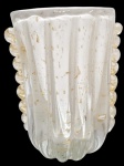 MURANO - Belíssimo e elegante vaso em vidro artístico de Murano, design exclusivo com linda tonalidade, rico feitio gomado com bolhas, pó de ouro e adornado por linda e rara Moriza. Perfeito estado de conservação. Mede 12,5 cm de altura x 09 cm de comprimento x 07 cm de largura.