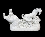 Majestoso e imponente grupo escultórico, finamente executado em biscuit de excelente qualidade escultórica, representando lindíssima e expressiva cena galante rica em detalhes e movimentos. Base de mesmo feitio com trabalho de volutas. Em (raro) impecável estado de conservação. Oportunidade! Mede 27 cm de altura x 50 cm de comprimento x 20 cm de largura. Provavelmente Alemanha inicio do séc XX.