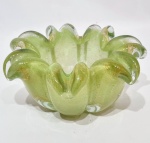 MURANO - Magnífico e belíssimo centro de mesa em pesado vidro artístico de Murano, design exclusivo com linda tonalidade, feitio gomado riquíssimo em movimentos com borda tiotada, bolhas e pó de ouro espalhado. Perfeito estado de conservação, Mede 12 cm de altura x 24 cm de largura da borda aproximadamente.