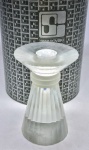 SWAROVSKI - Impecável e lindo castiçal em cristal translúcido, rica lapidação facetada com extraordinária luminescência. Acondicionado em estojo original. Áustria, meados de 1980. Selado sobre a base. Perfeito estado de conservação. Mede aprox 10 cm de altura x 7,0 cm de diâmetro da base.