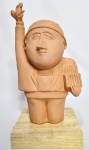 INOS CORRADIN com certificado - ´´MENINO SOLTANDO PÁSSARO´´ - Belíssima e rara escultura em terracota patinada de excelente qualidade escultórica representando linda figura de menino com pássaro ricos em movimentos, elegantemente montada sobre base de madeira nobre trabalhada. Assinado Inos. Perfeito estado de conservação. Mede 31,5 cm de altura x 15 x 15 cm da base. Acompanha certificado de autenticidade emitido pelo artista e registrado em cartório. NOTA: Artista premiado e catalogado.1929 Nasce em 14 de novembro, em Vogogna, Piemonti, Itália.