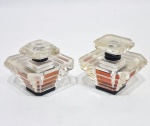 SWAROVSKI - Lindíssimo par de perfumeiros executados em cristal de ótima qualidade e renomada manufatura, design moderno e exculsuvo, possui líquido com evaporação. Bom estado de conservação, medem 5,0 x 6,0 x 6,0 cm.
