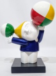 INOS CORRADIN com certificado - COLEÇÃO NOVA - ''Equilibrista'' - Elegante e belíssima escultura em rara técnica de FiberGlass de excepcional qualidade escultórica, elegantemente montada sobre base de mesmo feitio. Assinado Inos na base. Perfeito estado de conservação. Mede 24 x 20 x 12,5 cm aproximadamente. Acompanha certificado de autenticidade emitido pelo artista e registrado em cartório. NOTA: Artista premiado e catalogado.1929 Nasce em 14 de novembro, em Vogogna, Piemonti, Itália. Com alguns meses seus pais transferem-se para Montreaux, Suíça Francesa, onde permanece até os 5 anos de idade. Depois, volta para a Itália, em Castelbado, Província de Padova, terra de seus pais, onde passa a infância e juventude. 1945 estuda pintura com o professor Tardivello. 1947Colabora com o pintor Pendini na execução de um mural alusivo aos mártires da resistência italiana, em Castelbaldo, Padova Itália. 1950Chega ao Brasil, estabelecendo-se em Jundiaí, São Paulo. 1951Conhece o pintor argentino Osvaldo Navarro que dirige o Atelier Cooperativa Politone na Vila Mariana, São Paulo. É convidado a fazer parte do núcleo artístico do qual participam, entre outros, os pintores: Ian Woronieki e Geraldo Trindade Leal e mais cinco pintores. 1952Convidado a participar do II Salão Paulista de arte moderna de São Paulo. 1953Chega a Salvador da Bahia com o pintor Trindade Leal. Conhece o grupo artístico baiano da época: Mário Cravo Júnior, Rubens Valentin, Aguinaldo dos Santos, Caribè, Raimundo de Oliveira, Pancetti, Jenner Augusto, Wilson Rocha e Mirabeau Sampaio, o crítico Wilson Rocha e o cantor e compositor Dorival Caymmi. 1954Convidado a participar do Salão Nacional de Arte Moderna do Rio de Janeiro.Osvaldo Gil Navarro o convida a participar da equipe de cenógrafos do Ballet do IV Centenário de São Paulo. Executa cenários para ballet e peças teatrais para Rugero Giacobbi e Aldo Cravo.1955Continua ativo como cenógrafo. 1957Começa uma nova fase de sua vida. Chega a Ibiúna, São Paulo, onde pinta e trabalha com os madeireiros que na época tinham na madeira sua principal fonte de economia, de onde extraia madeira para sua pequena fábrica de brinquedos. Nesta cidade, conhece o seu primeiro e mais importante marchand: Américo Reisfeld, que após cessar suas atividades é sucedido por seu genro, o Sr. Josef Bar-Tzion, que o representa em diversas exposições internacionais. 1960Casa-se com Maria Helena Rolin Carmelo com a qual teve três filhos. 1976É representado pela Sra. Carla Surian Albori com exclusividade européia. 1977Faz sua primeira exposição individual na Galeria de Arte André São Paulo, hoje denominada Nova André Galeria, onde trabalhou com exclusividade para André Blau, desde o começo da década de 60. 1979Contratado para pintar um cenário 8 x 11m para o teatro de Rovigo Itália 1990A Prefeitura de Jundiaí adquire 5 obras, com motivos religiosos, que estão expostos no Velório Municipal Adamastor Fernandes. 1993A Prefeitura Municipal de Jundiaí lhe presta uma homenagem pelos seus 40 Anos de Pintura, organizando uma exposição retrospectiva no Paço Municipal Nova Jundiaí, com obras emprestadas por inúmeros colecionadores. 1997Lança o livro La Visione Incantata na Nova André Galeria, em S.Paulo, com uma exposição. (livro lançado simultaneamente no Brasil e na Europa), lançado por Edas Edizioni DArte Surian. 2001Lança seu livro Venticinque Anni di mostre in Europa, lançado por Edas Edizioni DArte Surian. 2002A Companhia Italiana Costa Navegações lança ao mar o navio Costa Atlântica em Veneza e o contrata para decorar suas cabines com 800 serigrafias e 42 óleos sobre tela.Passa a fazer parte dos anais da Câmara Federal com discurso feito pelo Deputado Federal André Benassi ressaltando sua importância na pintura no Brasil e exterior. 2004Comemora 50 anos de pintura com uma super exposição no Hotel Intercontinental, na Al.Santos em S.Paulo, onde lançou seu livro 50 Anos de Pintura, editado por Auderi Martins. 2005É solicitado pela Prefeitura Municipal de Jundiaí, através do Prefeito Ary Fossen para criar um selo comemorativo dos 350 anos da cidade. Este selo também foi lançado pela Empresa Brasileira de Correios e Telégrafos. 2006É homenageado pela Associação Terapêutica de Estimulação Auditiva e Linguagem - ATEAL, juntamente com a Prefeitura Municipal de Jundiaí, em função de sua benemerência com as crianças assistidas dessa ONG, que inclusive reproduziram de forma singular algumas de suas obras. 2007Pinta o óleo sobre tela Tributo à Serra do Japi (l,80 x 9,00m), cuja réplica transformada num painel de 9,00 e 4,5 metros, encontra-se em exposição permanente na Rodoviária de Jundiaí, a convite do Prefeito Ary Fossen. 2008Lançamento do documentário INOS que traça um panorama de sua vida artística nos seus 56 anos de carreira, bem como curiosidades de sua vida pessoal. 2009Ano em que Inos completa 80 anos. As comemorações começaram em maio, na Itália, onde ele foi homenageado pela Prefeitura de Padova, através do Prefeito Flavio Zanonato, com uma exposição num Palácio Medieval do século XVI, na Salla della Gran Guardia na Piazza dei Signori.Em setembro, Inos fecha as comemorações com uma grande exposição na Nova André Galeria, onde trabalhou com exclusividade por 30 anos. Inos retorna à sua velha casa, depois de percorrer um longo caminho com mais de 200 exposições internacionais.Ainda em 2009,lança a 2ª edição do livro 50 Anos de Pintura com uma noite de autógrafos na Livraria da Vila, Al.Lorena em S.Paulo; 2010A Prefeitura de Jundiaí, por iniciativa do prefeito, Sr. Miguel Haddad, presta-lhe uma homenagem pelos seus 80 anos com uma exposição de esculturas e fotos de sua carreira ao lado de familiares e celebridades do mundo das artes, da música e da política nacional e internacional. O momento mais emocionante da homenagem foi o espetáculo musical, organizado por sua assessora Sandra Carnio, chamado Um concerto para Inos com músicas que retrataram momentos marcantes da vida do pintor, tendo à frente a cantora Clarina Fasanaro e músicos convidados.A convite do artista Ivald Granato passa a integrar o Grupo dos Onze (G11). O referido grupo é composto de renomados artistas da atualidade, dentre eles Cláudio Tozzi, Mario Gruber, Peticov, entre outros.A escultura O Saxofonista é escolhida para premiar sessenta grandes nomes da indústria musical brasileira no evento Expo Show Business, promovido por Tom Gomes. Dentre os premiados, Dody Serena, empresário do cantor Roberto Carlos, Guto Graça Mello, produtor musical da TV Globo, Marcelo Castello Branco, presidente da gravadora EMI e José Celso Guida, diretor geral da gravadora Biscoito Fino. 2011É homenageado com a exposição Gabinete de Arte Inos Corradin na Câmara Federal Brasília - DF , por ocasião do Momento Itália/Brasil. Inos que chegou ao Brasil na década de 50 é um símbolo da ligação e amizade entre brasileiros e italianos. 2013É homenageado na cidade de Padova - Itália, com o prêmio "Città di Padova 2013" pela sua trajetória artística.
