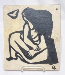 emiliano, DI CAVALCANTI (RIO DE JANEIRO, 1897 - 1976) - Raríssimo e autêntico desenho executado finamente em técnica mista sobre placa, representando expressiva figura feminina rica em movimentos com finos traços do renomado artista. Assinada EDC no C.I.D. Mede 21 x 24cm. Bom estado de conservação. NOTA SOBRE O ARTISTA: Emiliano Augusto Cavalcanti de Albuquerque Melo (Rio de Janeiro, 6 de setembro de 1897 Rio de Janeiro, 26 de outubro de 1976), mais conhecido como Di Cavalcanti, foi um pintor modernista, desenhista, ilustrador, muralista e caricaturista brasileiro. Sua arte contribuiu significativamente para distinguir a arte brasileira de outros movimentos artísticos de sua época, através de suas reconhecidas cores vibrantes, formas sinuosas e temas tipicamente brasileiros como carnaval, mulatas e tropicalismos em geral. Suas principais obras são: Samba, Músicos, Cinco moças de Guaratinguetá, Mangue, Pierrete, Pierrot, entre outras.Di Cavalcanti no Museu de Arte de São Paulo (MASP), 1965Di Cavalcanti é, juntamente com outros grandes nomes da pintura como Anita Malfatti e Tarsila do Amaral, um dos mais ilustres representantes do modernismo brasileiro.1BiografiaInfância e juventudeEmiliano Augusto Cavalcanti de Albuquerque nasceu dia 6 de setembro de 1897 no Rio de Janeiro, filho de Frederico Augusto Cavalcanti de Albuquerque de Melo e Rosalia de Sena.2 Seu pai era membro da tradicional família pernambucana Cavalcanti de Albuquerque. Já pelo lado materno, era sobrinho da esposa de José do Patrocínio, grande abolicionista negro brasileiro. Estudou no Colégio Pio Americano e aprendeu piano com Judith Levy,3 e começou a trabalhar fazendo ilustrações para a revista Fon-Fon, uma revista que consagrou-se principalmente na caricatura política, na charge social e na pintura de gênero.4 Em 1916, transferindo-se para São Paulo, ingressou na Faculdade de Direito do Largo de São Francisco. Seguiu fazendo ilustrações e começou a pintar.5 O jovem Di Cavalcanti frequentou o ateliê do impressionista George Fischer Elpons e tornou-se amigo de Mário e Oswald de Andrade.Início de carreiraEntre 11 e 18 de fevereiro de 1922, idealizou e organizou a Semana de Arte Moderna no Teatro Municipal de São Paulo, criando, para essa ocasião, as peças promocionais do evento: catálogo e programa. Fez sua primeira viagem à Europa em 1923, permanecendo em Paris até 1925. Frequentou a Academia Ranson. Expôs em diversas cidades: Londres, Berlim, Bruxelas, Amsterdã e Paris. Conheceu Pablo Picasso, Fernand Léger, Matisse, Erik Satie, Jean Cocteau e outros intelectuais franceses. Retornou ao Brasil em 1926 e ingressou no Partido Comunista Brasileiro. Seguiu fazendo ilustrações. Fez nova viagem a Paris e criou os painéis de decoração do Teatro João Caetano no Rio de Janeiro.Os anos 1930 encontram um Di Cavalcanti imerso em dúvidas quanto à sua liberdade como homem e artista e quanto a dogmas partidários. Iniciou suas participações em exposições coletivas e salões nacionais e internacionais, como a International Art Center em Nova Iorque. Em 1932, fundou, em São Paulo, com Flávio de Carvalho, Antonio Gomide e Carlos Prado, o Clube dos Artistas Modernos. Sofreu sua primeira prisão em 1932 durante a Revolução Constitucionalista de 1932. Casou-se com a pintora Noêmia Mourão. Publicou o álbum "A Realidade Brasileira", série de doze desenhos satirizando o militarismo da época. Em Paris, em 1938, trabalhou na rádio "Diffusion Française" nas emissões "Paris Mondial".Viajou ao Recife e Lisboa, onde expôs no salão "O Século"; ao retornar, foi preso novamente no Rio de Janeiro. Em 1936, escondeu-se na Ilha de Paquetá e foi preso com Noêmia. Libertado por amigos, seguiu para Paris, lá permanecendo até 1940. Em 1937, recebeu medalha de ouro com a decoração do Pavilhão da Companhia Franco-Brasileira, na Exposição de Arte Técnica, em Paris. Com a iminência da Segunda Guerra, deixou Paris e retornou ao Brasil, fixando-se em São Paulo. Um lote de mais de quarenta obras despachadas da Europa não chegou ao destino, extraviando-se.Reconhecimento internacionalPassou a combater abertamente o abstracionismo através de conferências e artigos. Viajou para o Uruguai e Argentina, expondo em Buenos Aires. Conheceu Zuília, que se tornou uma de suas modelos preferidas. Em 1946, retornou a Paris em busca dos quadros desaparecidos; nesse mesmo ano, expôs no Rio de Janeiro, na Associação Brasileira de Imprensa. Ilustrou livros de Vinícius de Morais, Álvares de Azevedo e Jorge Amado. Em 1947, entrou em crise com Noêmia Mourão - "uma personalidade que se basta, uma artista, e de temperamento muito complicado...". Participou com Anita Malfatti e Lasar Segall do júri de premiação de pintura do Grupo dos 19. Seguiu criticando o abstracionismo. Expôs na Cidade do México em 1949.Mural de Di Cavalcanti na fachada do Edifício Triângulo, em São Paulo, no Brasil. O edifício foi projetado em 1955 por Oscar Niemeyer.Foi convidado e participou da I Bienal Internacional de Arte de São Paulo em 1951. Fez uma doação generosa ao Museu de Arte Moderna de São Paulo, constituída de mais de quinhentos desenhos. Beryl passou a ser sua companheira. Negou-se a participar da Bienal de Veneza. Recebeu a láurea de melhor pintor nacional na II Bienal de São Paulo, prêmio dividido com Alfredo Volpi. Em 1954, o Museu de Arte Moderna do Rio de Janeiro realizou exposição retrospectiva de seus trabalhos. Fez novas exposições na Bacia do Prata, retornando a Montevidéu e Buenos Aires. Publicou "Viagem de minha vida". 1956 foi o ano de sua participação na Bienal de Veneza. Recebeu o I Prêmio da Mostra Internacional de Arte Sacra de Trieste. Adotou Elizabeth, filha de Beryl. Seus trabalhos fizeram parte de exposição itinerante por países europeus. Recebeu proposta de Oscar Niemeyer para a criação de imagens para tapeçaria a ser instalada no Palácio da Alvorada;6 também pintou as estações para a via-sacra da Catedral Metropolitana de Nossa Senhora Aparecida, em Brasília.Últimos anos e morteGanhou uma sala Especial na Bienal Interamericana do México, recebendo Medalha de Ouro. Tornou-se artista exclusivo da Petite Galerie, no Rio de Janeiro. Viajo de Maio, em Paris, com a tela "Tempestade". Participou com Sala Especial na VII Bienal de São Paulo. Recebeu indicação do presidente brasileiro João Goulart para ser adido cultural na França. Embarcou para Paris mas não assumiu o cargo por causa do Golpe de 1964. Viveu em Paris com Ivete Bahia Rocha, apelidada de Divina.7 Lançou novo livro, "Reminiscências líricas de um perfeito carioca" e desenhou joias para Lucien Joaillier. Em 1966, seus trabalhos desaparecidos no início da década de 1940 foram localizados nos porões da embaixada brasileira. Candidatou-se a uma vaga na Academia Brasileira de Letras, mas não se elegeu. Seu cinquentenário artístico foi comemorado.A modelo Marina Montini foi a musa do pintor nessa década. Em 1971, o Museu de Arte Moderna de São Paulo organizou retrospectiva de sua obra. Recebeu prêmio da Associação Brasileira dos Críticos de Arte. Comemorou seus 75 anos no Rio de Janeiro, em seu apartamento no Catete. A Universidade Federal da Bahia outorgou-lhe o título de doutor honoris causa. Fez exposição de obras recentes na Bolsa de Arte e sua pintura Cinco moças de Guaratinguetá foi reproduzida em selo postal.No dia 5 de abril de 1975, foi feito Comendador da Ordem do Infante D. Henrique de Portugal.8Faleceu no Rio de Janeiro em 26 de outubro de 1976.O diretor de cinema brasileiro Glauber Rocha, figura chave do cinema moderno brasileiro principalmente por seu trabalho no Cinema Novo, realizou o curta-metragem documentário Di-Glauber (1977) em homenagem ao pintor, quando de sua morte.Centenário em 1997Em 1997, ano do centenário de seu nascimento, diversas exposições comemorativas e retrospectivas de sua obra foram organizadas, entre as quais:"As mulheres de Di", pelo Centro Cultural Banco do Brasil do Rio de Janeiro"Di, meu Brasil brasileiro", pelo Museu de Arte Moderna do Rio de Janeiro"Di Cavalcanti, 100 anos", pelo Museu de Arte Brasileira da Fundação Armando Álvares Penteado9Cronologia1908 - Recebe aulas do pintor Gaspar Puga Garcia.1914 Publica seu primeiro trabalho como desenhista na Revista Fon-Fon.1916 Participa do III Salão dos Coadjuvantes. - Muda-se para São Paulo.1917 Primeira exposição individual na redação de A Cigarra, em São Paulo.1919 Ilustra o livro Carnaval, de Manuel Bandeira.1921 Ilustra Balada do sequestro de Reading, de Oscar Wilde.1922 Participa da Semana de Arte Moderna, fazendo a capa do trabalho e expondo 11 obras.1923 Vai para Europa, fixa residência em Paris como correspondente do jornal Correio da Manhã.1925 Volta ao Brasil, morando na Capital.1929 Pinta dois painéis para o Teatro João Caetano, no Rio de janeiro.1935 Volta novamente para a Europa.1937 Medalha de ouro com a decoração do Pavilhão da Companhia Franco-Brasileira, na Exposição de Arte Específica, em Chicago.1940 Volta para o Brasil, fixando-se em São Paulo.1941 Ilustra o livro Uma noite na taverna / Macário, de Álvares de Azevedo.1947 Expõe na Galeria Domus, no Rio de Janeiro.1953 Ganha, com Alfredo Volpi, o prêmio de melhor pintor nacional na IV Bienal de São Paulo.1954 Retrospectiva do seu nascimento no Museu de Arte Moderna do Rio de Janeiro1955 Publica Viagem de minha vida, livro de memórias.1956 Recebe nono prêmio na Mostra de Arte Sacra, na Itália.1960 Recebe medalha de ouro por sua participação com sala especial na IV Bienal Interamericana, no México.1963 Homenageado na VII Bienal de São Paulo.1964 Exposição comemorativa dos seus 60 anos de artista, na Galeria Relevo, RJ. - Publica o livro Reminiscências líricas de um perfeito cidadão carioca.1971 Retrospectiva da sua vida artística Museu de Arte Moderna de São Paulo.1976 Morre em sua cidade natal.Principais obrasPierrete - 1922Pierrot - 1924Samba - 1925Mangue - 1929Cinco moças de Guaratinguetá - 1930Mulheres com frutas - 1932Família na praia - 1935Vênus - 1938Ciganos - 1940Mulheres protestando - 1941Arlequins - 1943Gafieira - 1944Colonos - 1945Abigail - 1947Aldeia de Pescadores - 1950Nu e figuras - 1950Retrato de Beryl - 1955Tempos Modernos - 1961Tempestade - 1962Retrato de Marina Montini - década de 1960Duas Mulatas - 1964Músicos - 1963Ivette - 1963Rio de Janeiro Noturno - 1963Mulatas e pombas - 1966Baile Popular - 1972