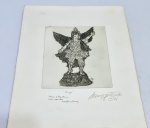 DARCY PENTEADO (São Roque, 1926  1987, SP) - ´´ANJO´´ 6/15 - Raríssima e autêntica gravura, representado expressivo anjo rico em movimentos, tiragem 6 de 15, assinada e datada de 1978 no C.I.D. Possui registro de impressão número 1740, possui dedicatória em nome de Darcy e Arnaldo para Beatriz. Em perfeito estado de conservação. Mede 15 x 19,5 cm. NOTA SOBRE O ARTISTA: Darcy Penteado de Campos (São Roque, 30 de abril de 1926  São Paulo, 3 de dezembro de 198712) foi um artista plástico, desenhista, gravador, cenógrafo, figurinista, literato, autor teatral e pioneiro militante dos movimentos LGBT brasileiro.3 Distinguindo-se sempre pelos elegantes desenhos a bico de pena, trabalhou primeiro em publicidade e como figurinista, ilustrando revistas de moda, passando logo a trabalhar em teatro, como figurinista e cenógrafo, tendo participado, na década de 1950, do TBC.4 Participou de inúmeras exposições, ilustrou livros e foi uma figura presente na cena cultural da cidade de São Paulo entre a década de 1950 e década de 1980, quando morreu em decorrência de complicações causadas pela AIDS.56BiografiaFilho de Ismael Victor de Campos e Francisca Penteado1, após os dez anos de idade muda-se para São Paulo para seguir seus estudos. Distingue-se pelos desenhos que realiza, levando-o a trabalhar em agências de publicidade, de desenho industrial e como figurinista de magazines. Faz retratos e, tornando-se conhecido, destaca-se no meio profissional.7 Dedicou-se durante a década de 1950 a trabalhos na área de indumentária e cenografia, trabalhando com diretores representativos do período.Em 1952, Darcy estreou no Teatro Brasileiro de Comédia (TBC) confeccionando as máscaras para Antígona, de Sófocles, direção de Adolfo Celi. No mesmo ano, está em A Calça, de Carl Sternheim; e Iolanda, de Curt Goetz, com direção de Antunes Filho, em 1954, duas montagens do grupo de Lotte Sievers. Realiza a cenografia de É Proibido Suicidar-se na Primavera, para a Companhia Nicette Bruno, arrebatando o Prêmio Governador do Estado. Ainda em 1954 cenografia Os Dous ou O Inglês Maquinista, de Martins Pena, direção de Luís de Lima, para a Escola de Arte Dramática (EAD). Para o Balé do IV Centenário cria os cenários e figurinos para Sonata da Angústia, com música de Béla Bartók, em 1954. Em 1955, idealiza os figurinos de Santa Marta Fabril S. A., de Abílio Pereira de Almeida, para o TBC. Volta a trabalhar com Lotte Sievers, num texto de sua autoria, A Morte Foi Contratada, direção de Rui Afonso, em 1956. No ano seguinte está em duas criações: Casal Vinte, de Miroel Silveira, e Esses Maridos, de George Axelrod, direção de Adolfo Celi e produção da Companhia Tônia-Celi-Autran (CTCA). Em 1958, confecciona os figurinos para Pedreira das Almas, de Jorge Andrade, dirigido por Alberto D'Aversa, no Teatro Brasileiro de Comédia. Desde 1955 vinha participando na televisão, como diretor de arte. Em 1960 faz os cenários e figurinos de Um Gosto de Mel, de Shellagh Delaney, direção de Benedito Corsi, novamente para o TBC. Em 1961, integra a produção de Armadilha para um Homem Só, de Robert Thomas, uma direção de Luís de Lima para o Teatro Maria Della Costa.Afastado do teatro durante algum tempo, Darcy retorna, em 1977, como o figurinista da peça Volpone, de Ben Johnson, direção de Antônio Abujamra. Envolve-se, na sequência, com produções obscuras até lançar-se como autor em A Engrenagem, de 1978, direção de Odavlas Petti, assumindo abertamente a condição homossexual, assunto que será também explorado em sua primeira novela - A Meta -, editada no ano seguinte, período em que está francamente envolvido na luta contra a discriminação.Militância contra a discriminaçãoParticipou ativamente, durante os anos de repressão do Regime Militar, do jornal O Lampião, ativo na defesa dos direitos dos homossexuais.8Um momento importante de sua militância foi a Carta à Família Mesquita, proprietária do jornal O Estado de S. Paulo, criticando duramente uma reportagem sobre a prostituição de travestis em São Paulo. Na carta, Darcy Penteado esmiúça o comportamento preconceituoso do jornal e dos grupos sociais que este representa. Também demonstra o conjunto de fatores sociais e econômicos que estimulam e dão sustentação à prostituição de travestis nas ruas paulistanas.Carta à família Mesquita- jornal Em Tempo, nº 104, de 17 a 30 de abril de 1980, pág. 19.9ExposiçõesO artista doou seu acervo à cidade de São Roque, sob a condição de criação de um instituto cultural para mantê-lo. O acervo está exposto no Centro Cultural Brasital. Apesar de cadastrado como museu, não há uma visitação sistemática às obras.Réplicas de fragmentos de suas obras em tamanho natural humano10 - Museu da Diversidade Sexual na Estação República (São Paulo), 29 de janeiro a 8 de maio de 2016.ObrasSem Título - Desenho Carvão sobre Papel, Museu de Arte de Londrina.Piquenique sob a Grande Árvore, 1986 (Série Sombras da Infância), óleo sobre tela, coleção particular.Menina e seu Cão, Guache, 140 x 80 cm, coleção particular.