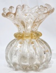 MURANO - Belíssimo vaso em vidro artístico de Murano de tonalidade translúcida, design exclusivo, feitio gomado com bolhas, pó de ouro, moriza, lindíssima borda e riquíssimo trabalho. Perfeito estado de conservação. Mede 16 cm de altura x 12,5 x 12,5 cm da borda. aproximadamente