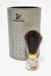 SWAROVSKI - Lindíssimo e raro pincel, base em formato de esfera em cristal de excelente qualidade e luminescência, rico acabamento com metal dourado e cravação de cristais. Perfeito estado de conservação, não aparenta uso. Acondicionado em caixa original. Mede 7,5 cm de altura.