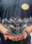 Elegante e belíssimo centro de mesa executado finamente em vidro artístico de murano de excepcional qualidade, adornado por rico trabalho em relevo com bolhas e pó de ouro, elegante borda tiotada em linda tonalidade. Mede 13 cm de altura x 21 cm de diâmetro aproximadamente. Impecável estado de conservação.