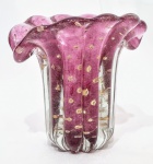 Belíssimo e clássico vaso em vidro artístico de Murano design dito Napoleão de linda tonalidade, feitio com bolhas, pó de ouro espalhado e linda borda. Itália século XX. Perfeito estado de conservação. Mede 13 cm de altura x 13 cm de comprimento x 11,5 cm de largura.