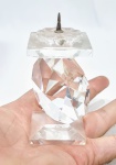 SWAROVISKI - Impecável e elegante castiçal em cristal translucido, decorado com rica lapidação e extraordinária luminescência. Selado sobre a base Swarovski. Áustria, meados de 1980. Perfeito estado de conservação. Mede aprox 8,0 x 4,0 x 4,0 cm.