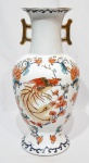 Grandiosa e belíssima ânfora executada finamente em antiga porcelana, adornada por riquíssimo trabalho pintado á mão de motivos florais e fauna com riquíssimos filetes e coberturas á ouro. Assinada e datado de 2000 na base. Perfeito estado de conservação. Mede 42,5 cm de altura x 16 cm de diâmetro da base.
