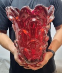 MURANO - Magnífico, clássico e grandioso vaso em vidro artístico de Murano, design clássico com belíssima tonalidade vermelho Rubi, feitio gomado riquíssimo em movimentos com bolhas e pó de ouro. Perfeito estado de conservação, Mede 33,5 cm de altura x 28,5 cm de largura da borda aproximadamente.