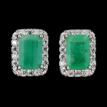 Belíssimo par de brincos em prata de lei espessurada a ouro branco, design moderno exclusivo com preciosa Esmeralda de 6.0 x 4.0 mm, clássica lapidação octogonal brilhante, adornada por rico trabalho, fino acabamento e majestosa coroa de Zirconias extra brancos com fino acabamento. Perfeito estado de conservação, sem uso. Medem 0,8 x 0,6 cm. Origem Colômbia. Possui inclusões naturais. OBS: FORMA CONJUNTO COM OS LOTES Nº 446, 447 E 448.