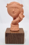 INOS CORRADIN com certificado - ´´MENINA COM PÁSSARO´´ - Belíssima escultura em terracota patinada de excelente qualidade escultórica representando clássica figura de Menina com pássaro, elegantemente montada sobre alta base de madeira de lei. Assinado Inos. Perfeito estado de conservação. Mede 18,5 x 9,0 x 7,0 cm. Acompanha certificado de autenticidade emitido pelo artista e registrado em cartório. NOTA: Artista premiado e catalogado.1929 Nasce em 14 de novembro, em Vogogna, Piemonti, Itália.