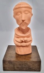 INOS CORRADIN com certificado - ´´SÃO FRANCISCO´´ - Belíssima escultura em terracota patinada de excelente qualidade escultórica representando clássica figura de São Francisco com pássaros, elegantemente montada sobre base de madeira. Assinado Inos. Perfeito estado de conservação. Mede 17 x 10 x 10 cm. Acompanha certificado de autenticidade emitido pelo artista e registrado em cartório. NOTA: Artista premiado e catalogado.1929 Nasce em 14 de novembro, em Vogogna, Piemonti, Itália.
