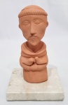 INOS CORRADIN com certificado - ´´SÃO FRANCISCO´´ - Belíssima escultura em terracota patinada de excelente qualidade escultórica representando clássica figura de São Francisco com pássaros, elegantemente montada sobre base de mármore Crema Marfil. Assinado Inos. Perfeito estado de conservação. Mede 16 x 10 x 10cm. Acompanha certificado de autenticidade emitido pelo artista e registrado em cartório. NOTA: Artista premiado e catalogado.1929 Nasce em 14 de novembro, em Vogogna, Piemonti, Itália.