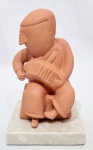 INOS CORRADIN com certificado - ´´SANFONEIRO´´ - Belíssima escultura em terracota patinada de excelente qualidade escultórica representando clássica figura de Sanfoneiro, elegantemente montada sobre base de crema marfil. Assinado Inos. Perfeito estado de conservação. Mede 16,5 x 10 x 10 cm. Acompanha certificado de autenticidade emitido pelo artista e registrado em cartório. NOTA: Artista premiado e catalogado.1929 Nasce em 14 de novembro, em Vogogna, Piemonti, Itália.