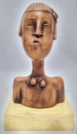 INOS CORRADIN com certificado - ´´BEIJO´´ - Belíssima e rara escultura em terracota patinada de excelente qualidade escultórica representando expressiva figura feminina, elegantemente montada sobre base de madeira. Assinado Inos. Perfeito estado de conservação. Mede 21,5 x 12 x 10 cm. Acompanha certificado de autenticidade emitido pelo artista e registrado em cartório. NOTA: Artista premiado e catalogado.1929 Nasce em 14 de novembro, em Vogogna, Piemonti, Itália.