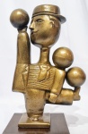 INOS CORRADIN com certificado - ´´EQUILIBRISTA´´ - Belíssima escultura em terracota patinada de excelente qualidade escultórica representando expressiva figura rica em movimentos, elegantemente montada sobre base de madeira. Assinado Inos. Perfeito estado de conservação. Mede 29 x 13 x 13 cm. Acompanha certificado de autenticidade emitido pelo artista e registrado em cartório. NOTA: Artista premiado e catalogado.1929 Nasce em 14 de novembro, em Vogogna, Piemonti, Itália.