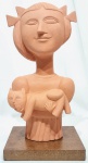 INOS CORRADIN com certificado - ´´MENINA COM GATO´´ - Belíssima e grandiosa escultura em terracota patinada de excelente qualidade escultórica representando clássica figura de Menina com gato, elegantemente montada sobre base de madeira. Assinado Inos. Perfeito estado de conservação. Mede 42,5 x 23 x 20 cm. Acompanha certificado de autenticidade emitido pelo artista e registrado em cartório. NOTA: Artista premiado e catalogado.1929 Nasce em 14 de novembro, em Vogogna, Piemonti, Itália.