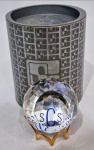 SWAROVSKI - Impecável escultura em cristal de tonalidade translúcida, representando rara e linda esfera SCS, rica lapidação com extraordinária luminescência. Acondicionado em estojo original, selado sobre a mesma. Áustria, meados de 1980. Perfeito estado de conservação. Mede 4,0 x 5,0 cm. Acompanha base.