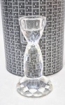 SWAROVISKI - Impecável e elegante castiçal em cristal translucido, decorado com rica lapidação e extraordinária luminescência. Selado sobre a base Swarovski. Áustria, meados de 1980. Perfeito estado de conservação. Mede aprox 11,5 cm de altura x 6,0 cm de diâmetro da base.