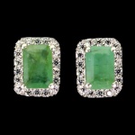 Belíssimo par de brincos em prata de lei espessurada a ouro branco, design moderno exclusivo com preciosa Esmeralda de 6.0 x 4.0 mm, clássica lapidação octogonal brilhante, adornada por rico trabalho, fino acabamento e majestosa coroa de Zirconias extra brancos com fino acabamento. Perfeito estado de conservação, sem uso. Medem 0,8 x 0,6 cm. Origem Zâmbia. Possui inclusões naturais. OBS: FORMA CONJUNTO COM OS LOTES Nº 158, 159 E 160.