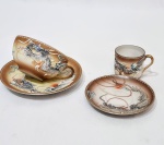 JAPÃO - Lindíssimo e clássico pandam de xícaras, sendo uma para chá e uma para café. Ambas em porcelana de excelente qualidade e manufatura, adornadas por clássico motivo de dragões em relevo. Perfeito estado de conservação. Para chá mede 4,5 cm de altura x 13,0 cm de diâmetro do pires e para café 5,0 x 9,5 cm.
