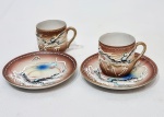 JAPÃO - Lindíssimo e clássico par de xícaras para café de coleção, executadas finamente em porcelana de ótima qualidade e manufatura, adornadas por clássico e rico motivo de dragões em relevo. Perfeito estado de conservação. Medem 4,5 cm de altura x 9,0 cm de diâmetro do pires cada.