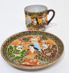 Antiga e rara xícara de coleção executada finamente em antiga faiança oriental, adornada por riquíssimo trabalho em tonalidades vibrantes. Perfeito estado de conservação, mede 4,5 cm de altura x 9,5 cm de diâmetro do pires.