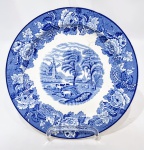 WOOD & SONS, INGLATERRA - Belíssimo e antigo prato raso de coleção, executado em antiga faiança de excelente qualidade e manufatura, adornado por riquíssimo motivo floral e antiga paisagem ao centro. Mede 23,0 cm de diâmetro. Bom estado de conservação, possui discretos fios de cabelo por conta do tempo. Inglaterra, Século XX.
