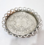 Elegante e antiga salva executada em metal espessurado á prata nobre de ótima fundição, orla elevada com rico trabalho vazado. Bom estado de conservação. Mede 3,0 cm de altura x 16,0 cm de diâmetro da borda.