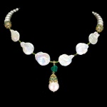 Majestoso colar de Pérolas Barroca e Biwa, design exclusivo de excepcional ourivesaria, fino acabamento com botões de Esmeralda e belíssimo pingente em prata espessurada a ouro amarelo adornado por rico trabalho no formato de Coroa com rica cravação de Esmeraldas de lapidação brilhante e linda Pérola barroca de 18 x 12 mm. Perfeito estado de conservação , sem uso. Mede aprox 51 cm , pingente 4,0 x 1,4 cm. Origem África e Tailândia .