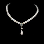 Majestoso colar de Pérolas, design exclusivo de excepcional ourivesaria com belíssimo pingente em prata espessurada a ouro amarelo adornado por rico trabalho e belo Topázio Sky blue de 8.0 x 6.0 mm, clássica lapidação oval brilhante, adornado por preciosa coroa de Zirconias extra brancas, arrematado por fino acabamento com linda Pérola Barroca de 18 x 8.0 mm . Perfeito estado de conservação , sem uso. Mede 46 cm , pingente 4,8 x 1,2 cm . Origem África e Tailândia.
