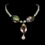 Majestoso colar de Pérolas barroca, design moderno exclusivo de excepcional ourivesaria, fino acabamento com belíssimos medalhões de 3,5 x 2,5 cm em Abalone, arrematados por elegante pingente com linda Pérola barroca de 18 x 12 mm. Perfeito estado de conservação , sem uso. Mede aprox 46 cm , pingente 6,5 x 2,5 cm. Origem Austrália e Tailândia .
