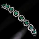 Majestosa pulseira em prata de lei espessurada a ouro branco, design moderno exclusivo de excepcional ourivesaria com preciosa cravação de Esmeraldas de 5.0 x 3.0 mm, clássica lapidação pera brilhante, adornadas por rico trabalho, belíssimas coroas de Zirconias extra brancas e fino acabamento. Perfeito estado de conservação, sem uso . Mede aprox 20 cm de comprimento x 0,8 cm. Origem Colômbia.